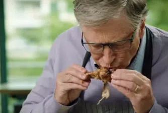 Бил Гейтс се научи как да приготвя пиле у дома (видео)