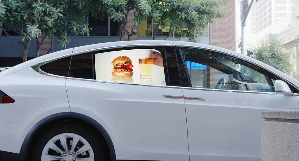 Тази компания превръща автомобили в дигитални билборди на колела