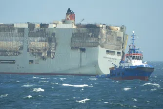 Близо 500 електромобила е превозвал изгорелият край Нидерландия кораб