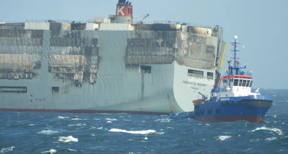 Близо 500 електромобила е превозвал изгорелият край Нидерландия кораб