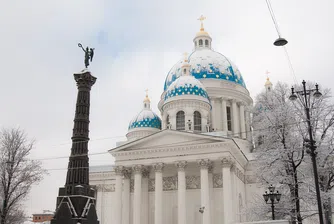 Хаос в Санкт Петербург, затрупан от рекордно количество сняг