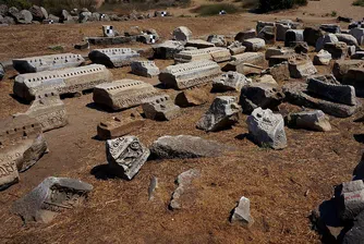Уникална надгробна плоча откриха край храма на Ванга