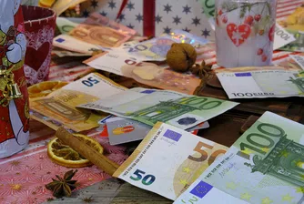 Ръководство за бакшиши и бонуси по празниците: На кого и колко да дадете