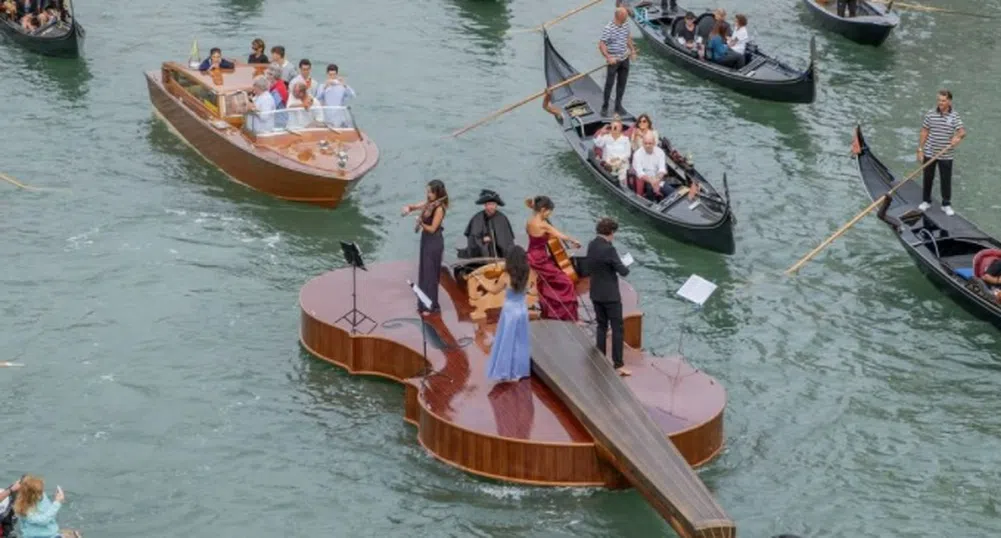 Огромна цигулка преплува Гранд канал с музиканти на борда (снимки)