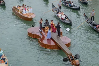 Огромна цигулка преплува Гранд канал с музиканти на борда (снимки)