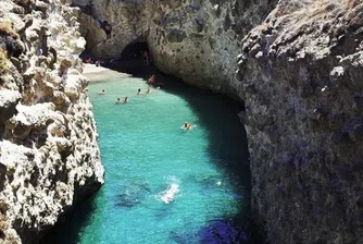 Гръцки остров крие удивителен скрит плаж в пещерите си