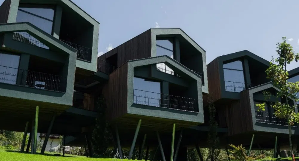 Хотел в алпийско селце предлага 10 апартамента, кацнали на 3-метрови колони
