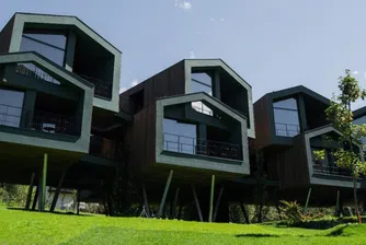 Хотел в алпийско селце предлага 10 апартамента, кацнали на 3-метрови колони