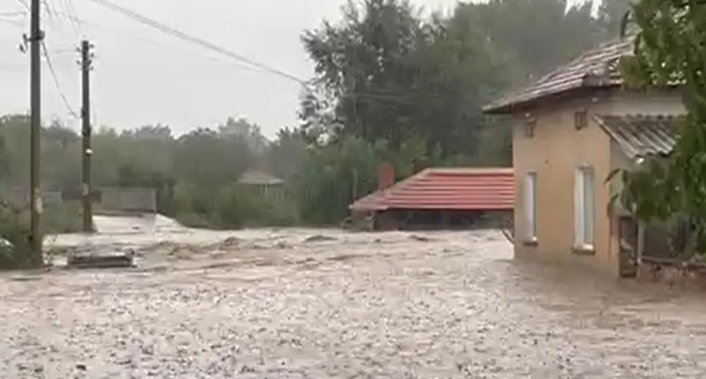Скъсана дига предизвика наводнение, евакуират хора
