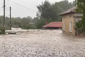 Скъсана дига предизвика наводнение, евакуират хора