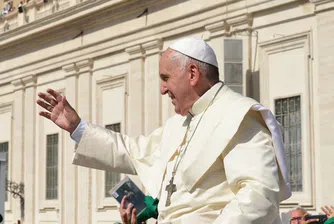 Дете се опита да открадне шапката на папа Франциск (видео)