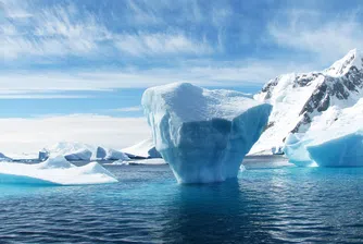 Огромен айсберг превърна канадско градче в туристическа атракция