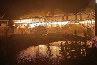 Най-дългият дървен мост в Китай, изграден преди 900 години, изгоря