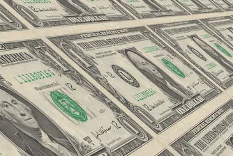 Доларът на път да запише най-лошия си месец от десетилетие