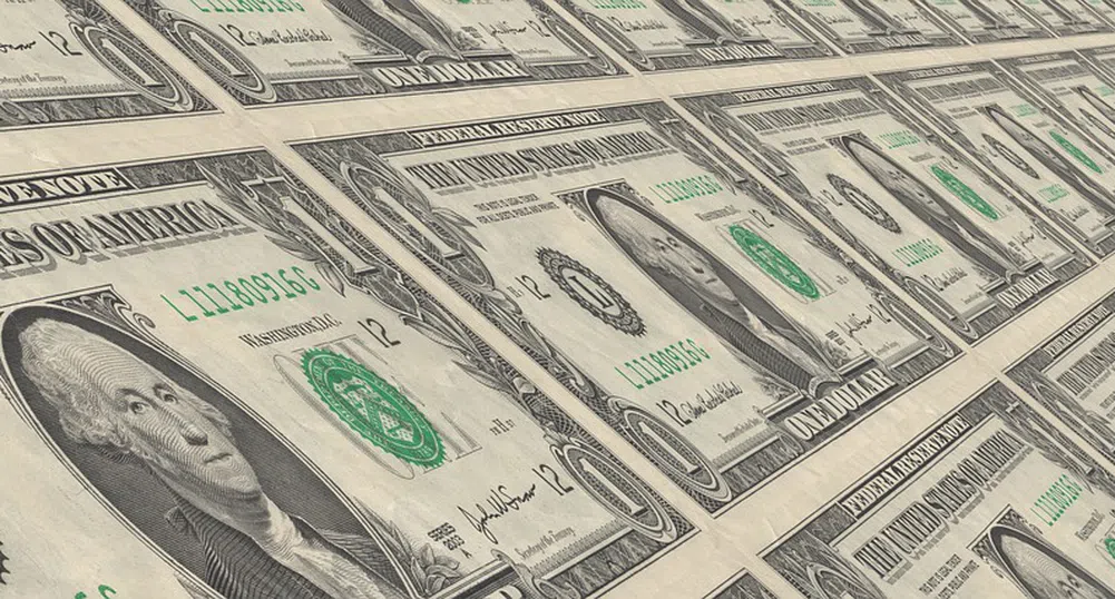 Доларът на път да запише най-лошия си месец от десетилетие