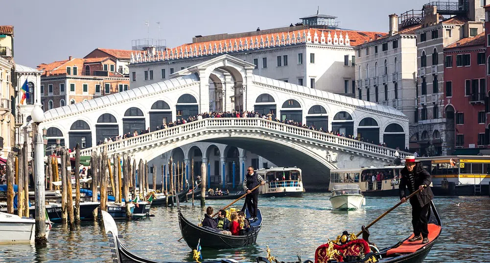 Венеция без туристи: Чисти канали, в които плуват делфини
