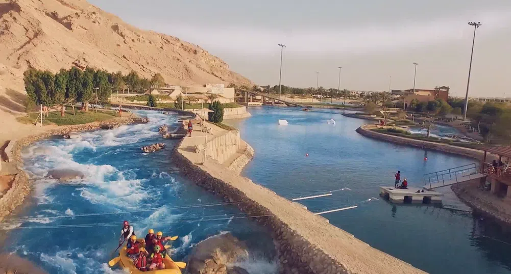 Пълноводна река сред суровата пустиня: В Абу Даби всичко е възможно