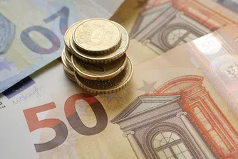 Еврото е на път към най-силния си месечен спад от две години насам