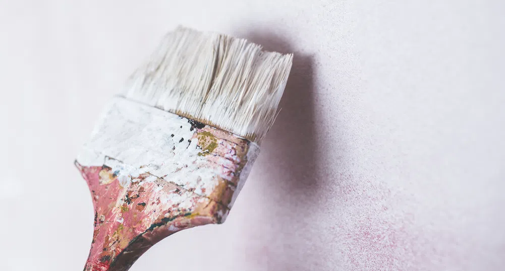 Напукана боя и петна по стените в интериора – какво да правим?