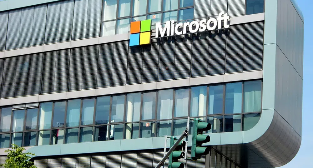 Microsoft залага на стартъп за начинаещи програмисти в надпреварата за AI