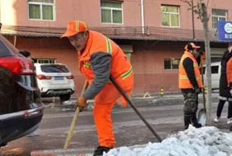 Той е глухоням и с един крак, но не пропуска и ден на работа