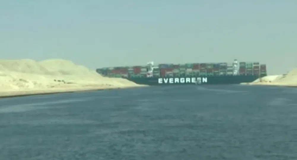 Продължават усилията по освобождаване на контейнеровоза в Суецкия канал