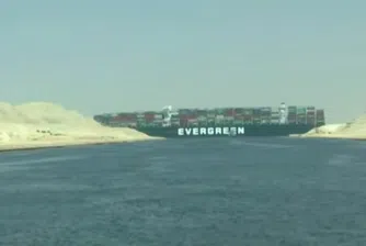 Продължават усилията по освобождаване на контейнеровоза в Суецкия канал