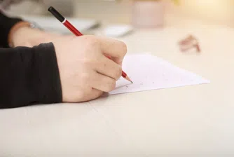 Шри Ланка отменя изпитите на милиони ученици, бори се с недостиг на хартия
