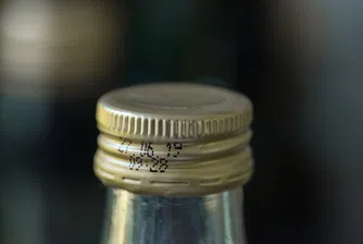Как Марая Кери "спечели" #BottleCapChallenge?
(видео)
