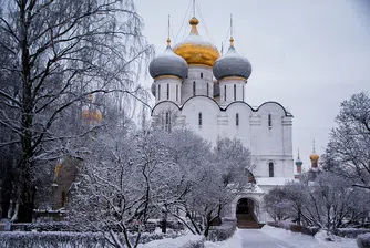 Рекорден снеговалеж затрупа Москва (снимки)