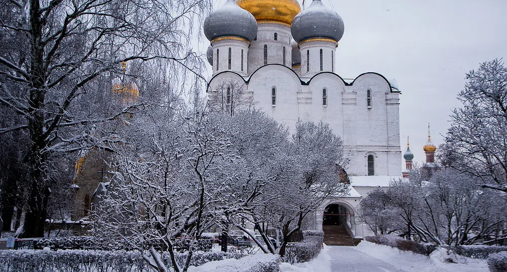 Рекорден снеговалеж затрупа Москва (снимки)