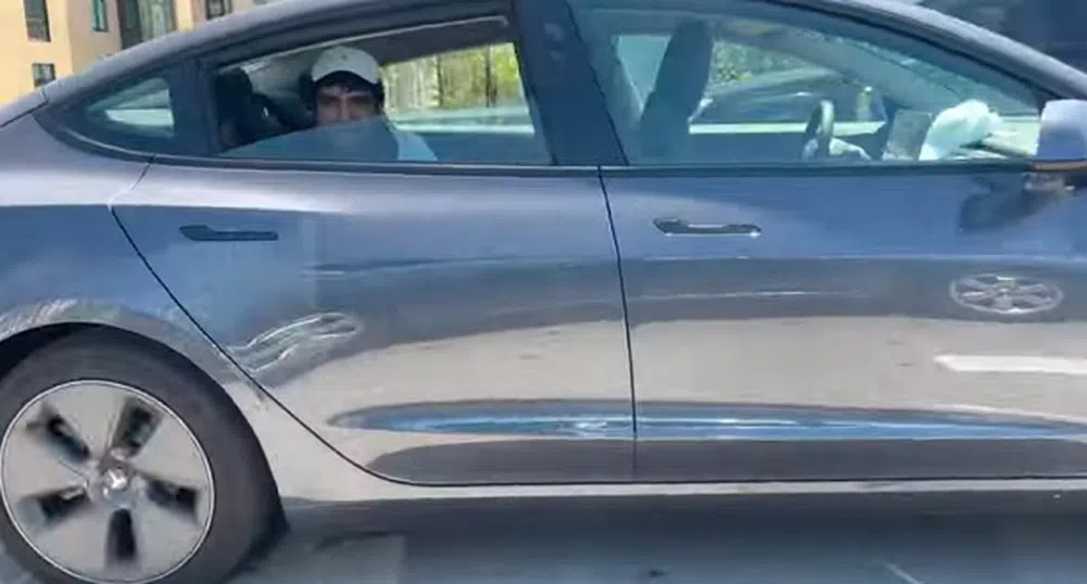 В САЩ издирват мъж, возил се на задната седалка на Tesla без шофьор