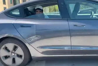 В САЩ издирват мъж, возил се на задната седалка на Tesla без шофьор