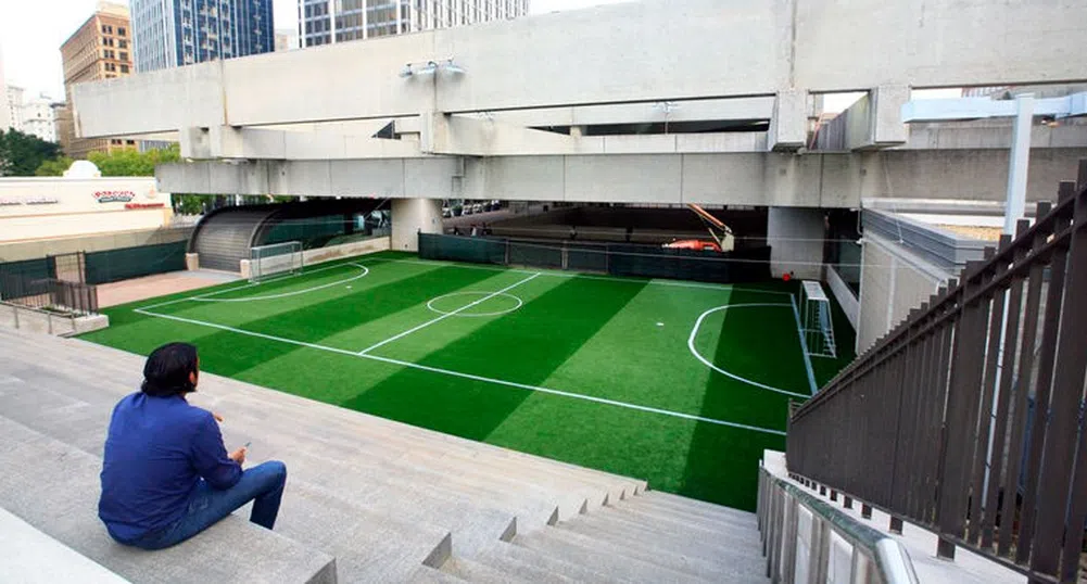 Футболно игрище на покрива на метростанция