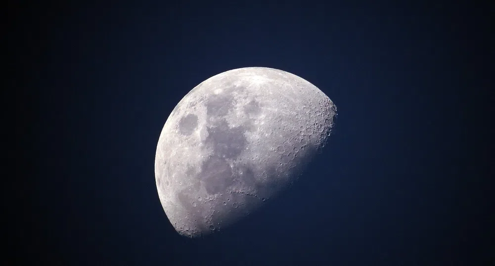 Може ли Луната да има проблем с космическите отпадъци?