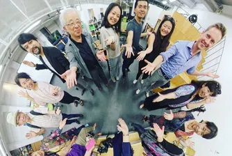 Възрастните японци обикалят света без да стават от стола
