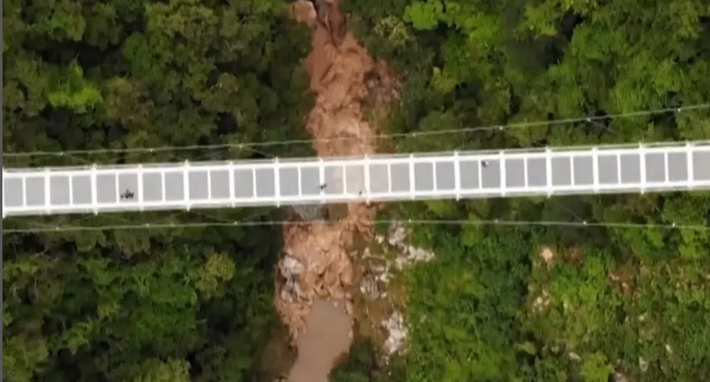 Най-дългият стъклен мост в света откриха във Виетнам (снимки)