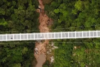 Най-дългият стъклен мост в света откриха във Виетнам (снимки)
