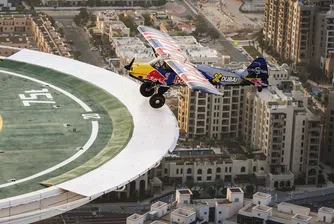 Най-късата писта в света: Самолет кацна на покрива на хотел в Дубай
