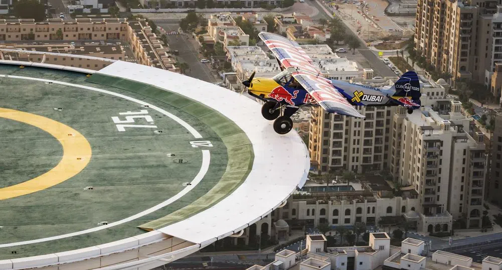 Най-късата писта в света: Самолет кацна на покрива на хотел в Дубай