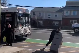 Мъж се опита да се качи в автобус с откраднат банкомат