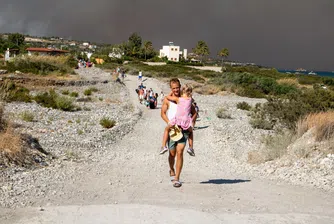 Остров Родос е в плен на огромен пожар, евакуирани са 19 000 души