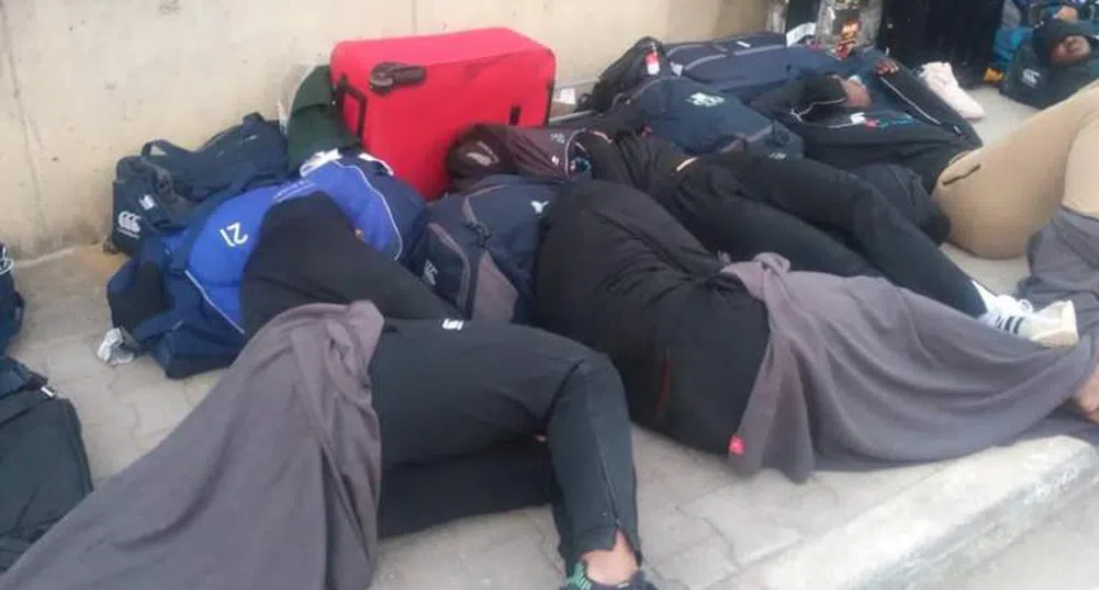 Отборът на Зимбабве по ръгби спа на улицата в Тунис