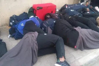 Отборът на Зимбабве по ръгби спа на улицата в Тунис