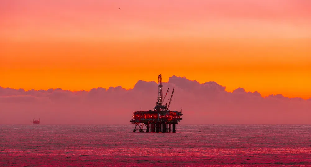 Влиза в сила таванът върху вноса на руски суров петрол, превозван по море