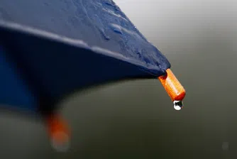 Уикендът започва с дъжд и вятър
