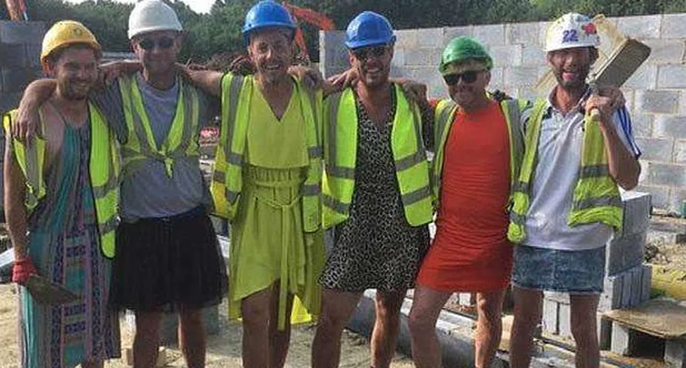 Британски строители облякоха рокли, забранили им шортите