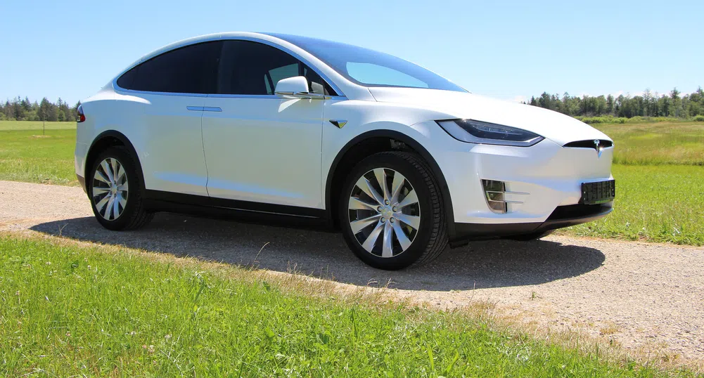 Tesla отваря завода си в Калифорния - въпреки забраните