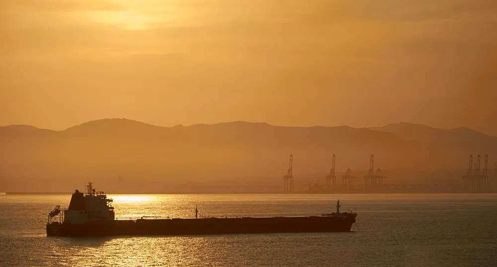 Взрив на петролни танкери оскъпи петрола с 3%