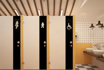 Защо вратите в публичните тоалетни не стигат до земята?